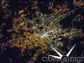 La ciudad de Berlín vista desde el espacio, donde puede apreciarse la distinta iluminación a uno y otro lado de lo que era el muro