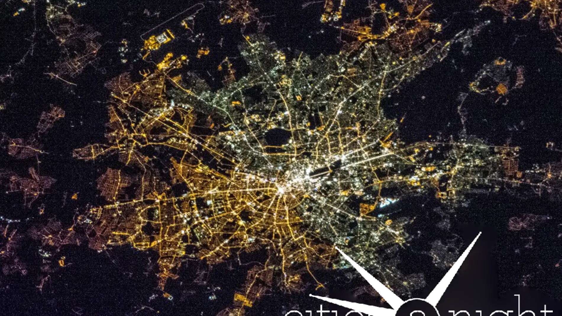 La ciudad de Berlín vista desde el espacio, donde puede apreciarse la distinta iluminación a uno y otro lado de lo que era el muro