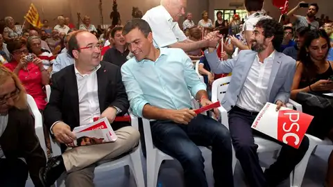 Miquel Iceta y Pedro Sánchez durante el acto de campaña en Tarragona Miquel Iceta y Pedro Sánchez durante el acto de campaña en Tarragona