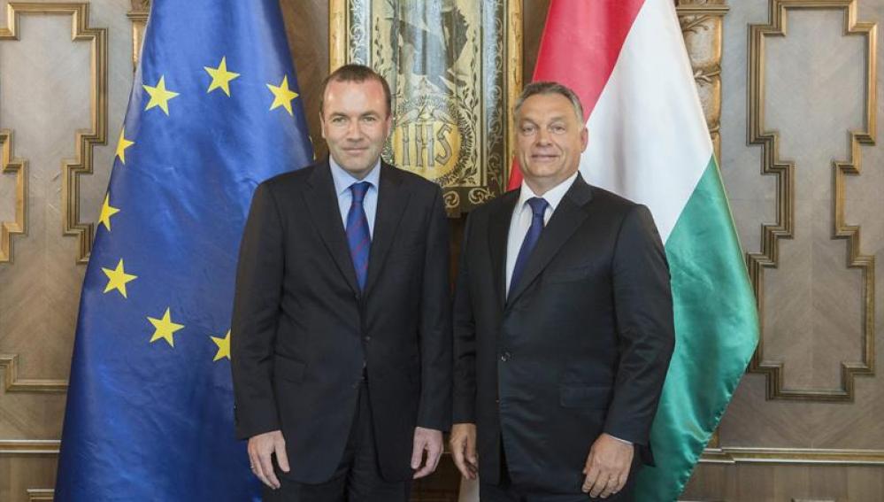 El presidente húngaro, Viktor Orbán y Manfred Weber