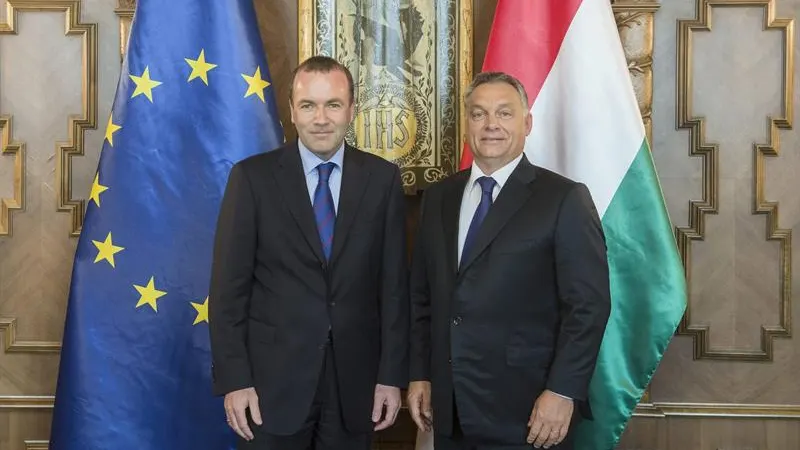 El presidente húngaro, Viktor Orbán y Manfred Weber