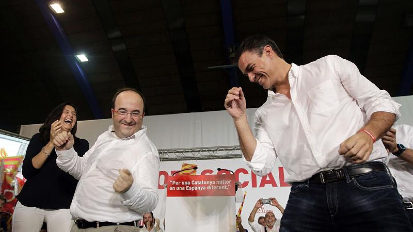Miquel Iceta y Pedro S&aacute;nchez bailan al finalizar el mitin 