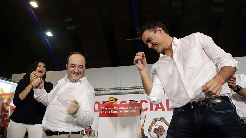 Miquel Iceta y Pedro Sánchez bailan al finalizar el mitin 