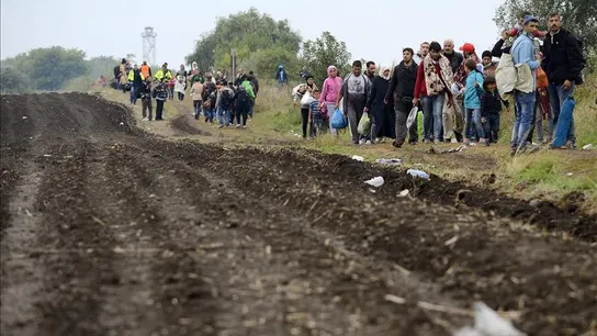 Refugiados a su llegada a un centro para refugiados en Roszke (Hungría) Refugiados a su llegada a un centro para refugiados en Roszke (Hungría)