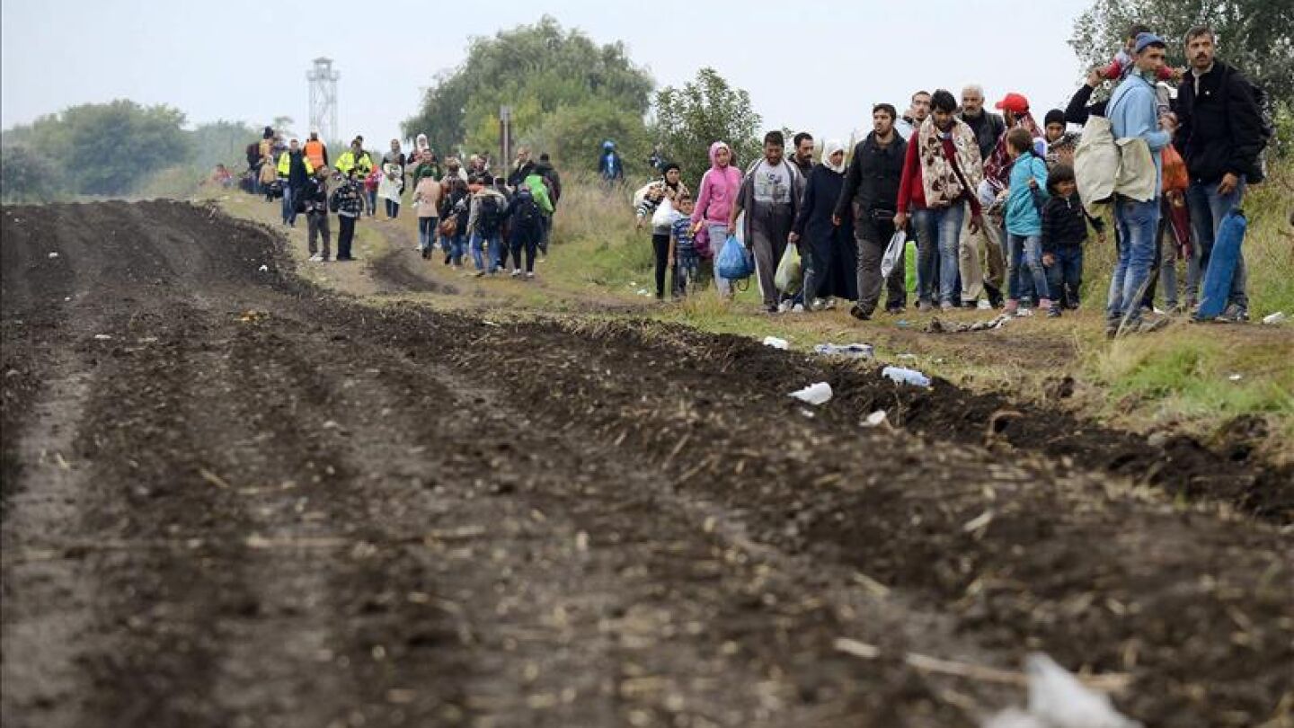 Refugiados a su llegada a un centro para refugiados en Roszke (Hungr&iacute;a)