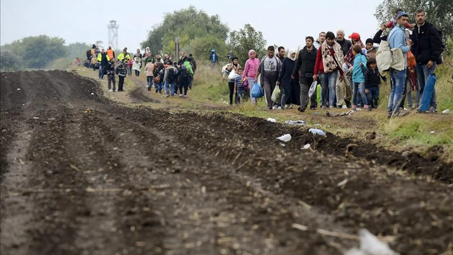 Refugiados a su llegada a un centro para refugiados en Roszke (Hungría)
