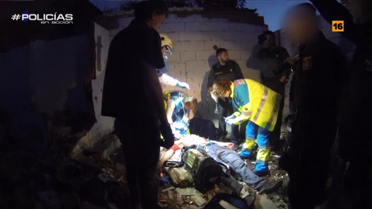 Los agentes de 'Policías' atienden a un joven semiinconsciente: "Está lleno de jeringuillas esto" Los agentes de 'Policías' atienden a un joven semiinconsciente: "Está lleno de jeringuillas esto"