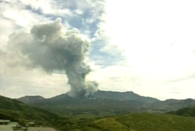 Momento de la erupción del volcán Monte Aso en Japón