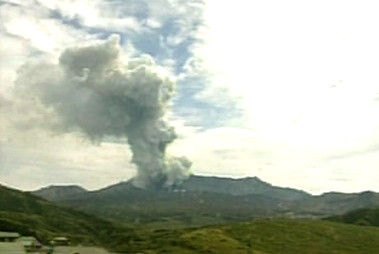 Momento de la erupci&oacute;n del volc&aacute;n Monte Aso en Jap&oacute;n
