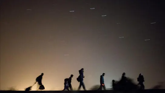 Refugiados caminan por las vías del tren de Horgos a Szeged cerca de Rozke en Hungría Refugiados caminan por las vías del tren de Horgos a Szeged cerca de Rozke en Hungría