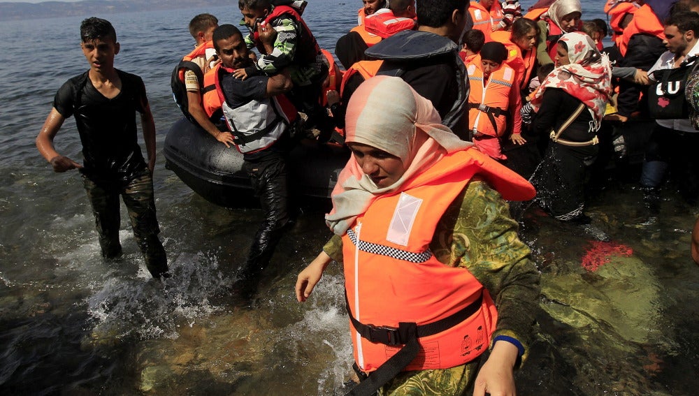 Varios refugiados sirios llegan a la costa de Mitilene