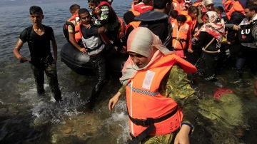Varios refugiados sirios llegan a la costa de Mitilene