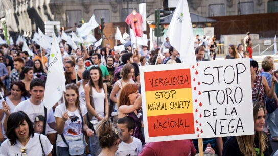 Participantes en la concentraci&oacute;n contra la fiesta del Toro de la Vega 