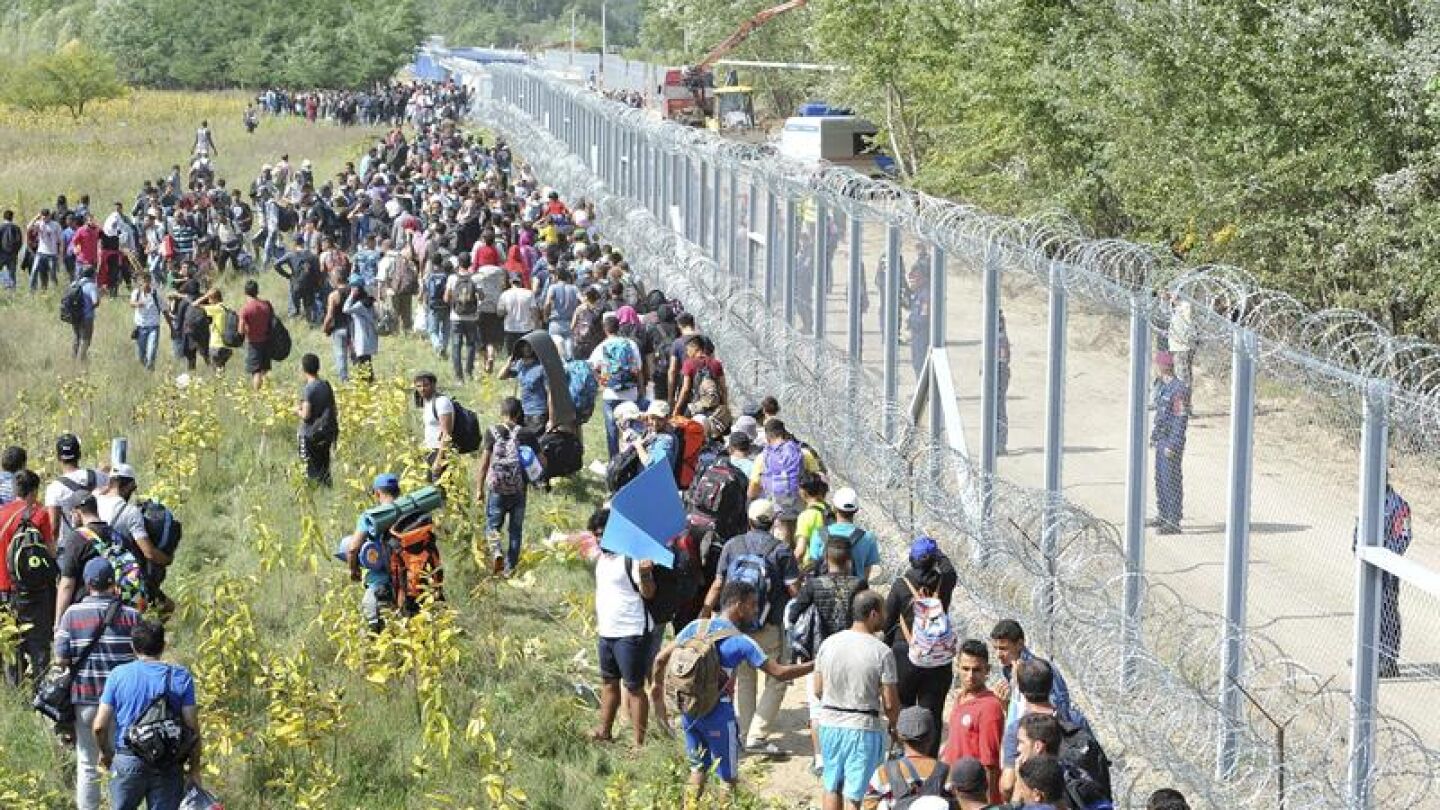 Refugiados en la frontera de Serbia con Hungr&iacute;a entre Horgos y Roszke