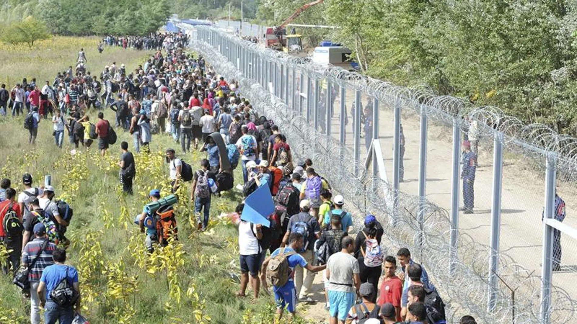 Refugiados en la frontera de Serbia con Hungría entre Horgos y Roszke