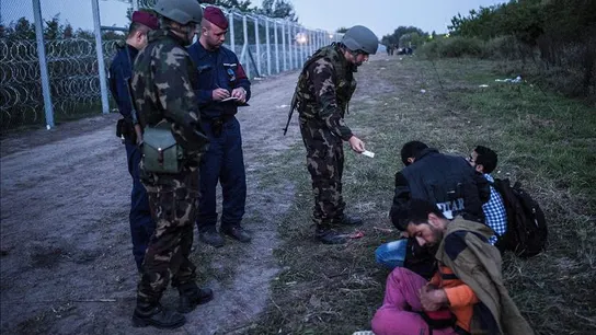 Policías y soldados comprueban la documentación de varios refugiados en la frontera entre Serbia y Hungría Policías y soldados comprueban la documentación de varios refugiados en la frontera entre Serbia y Hungría