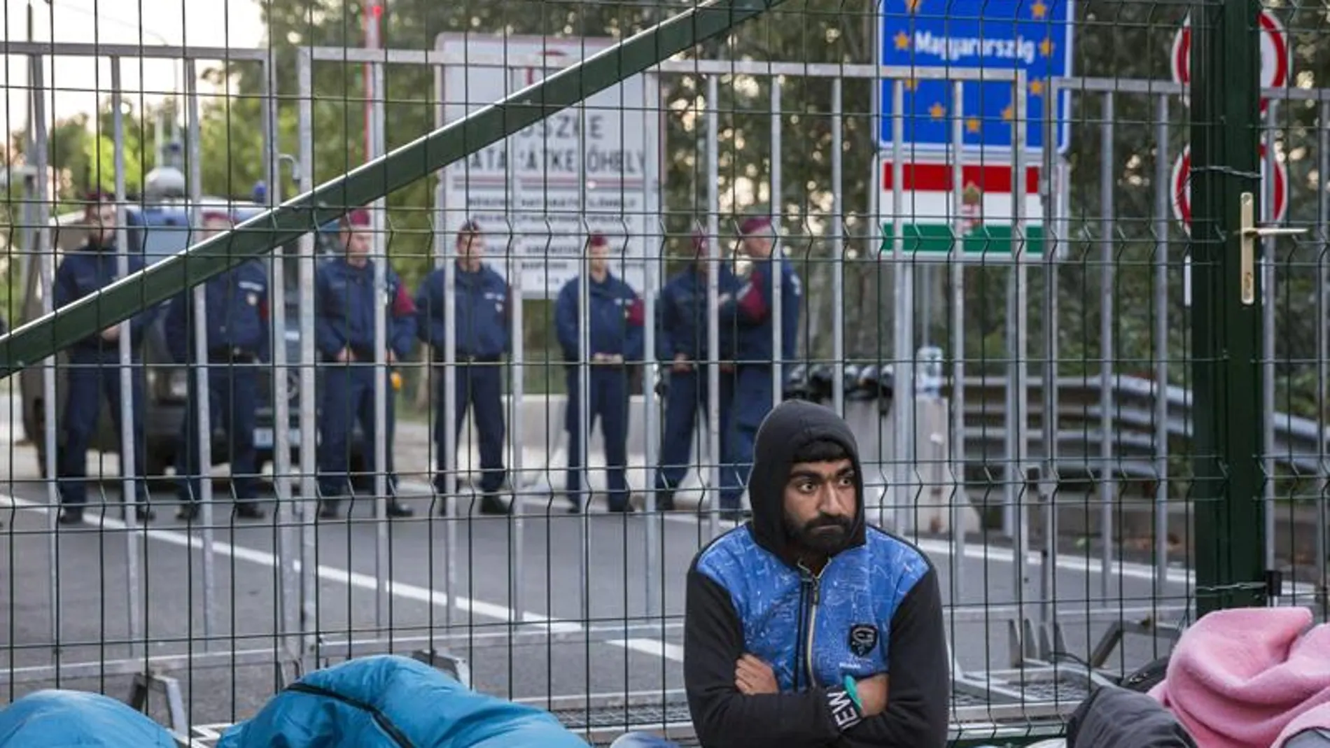 Un opositor serbio denuncia que los refugiados se ven obligados a firmar un papel en el que reconocen ser inmigrantes ilegales