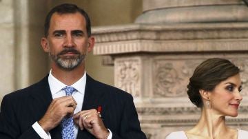 El rey Felipe VI se ajusta la corbata junto a la reina Letizia