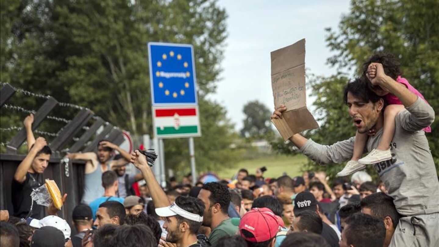 Cerca de 700 refugiados, atrapados en tierra de nadie entre Hungr&iacute;a y Serbia