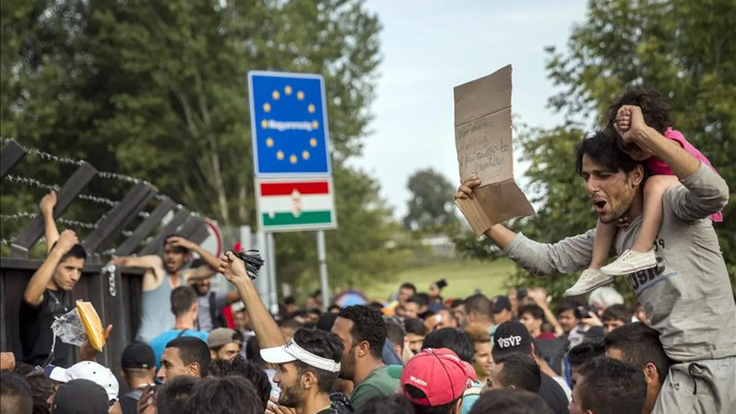 Cerca de 700 refugiados, atrapados en tierra de nadie entre Hungría y Serbia Cerca de 700 refugiados, atrapados en tierra de nadie entre Hungría y Serbia
