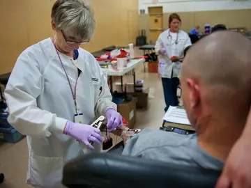 Haciendo una transfusión de sangre Haciendo una transfusión de sangre