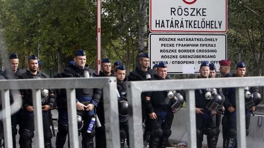 Polic&iacute;a h&uacute;ngara en Roszke