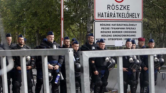 Policía húngara en Roszke Policía húngara en Roszke