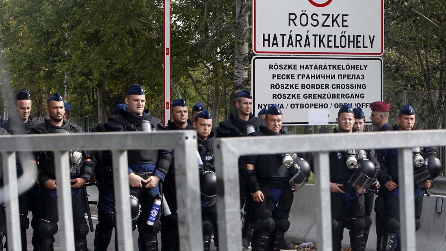 Polic&iacute;a h&uacute;ngara en Roszke