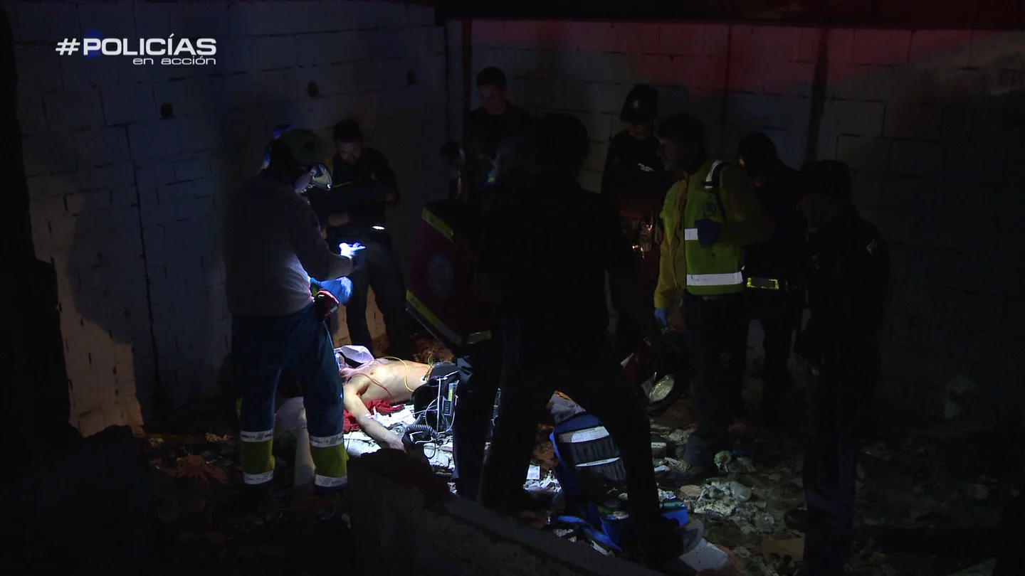 Los servicios sanitarios y la Policía atienden a un joven inconsciente Los servicios sanitarios y la Policía atienden a un joven inconsciente