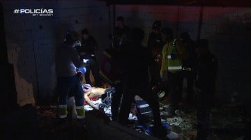 Los servicios sanitarios y la Policía atienden a un joven inconsciente