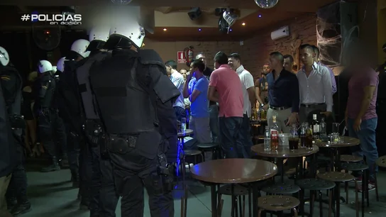 Los 'Policías en acción' registran con minuciosidad una discotecaLos 'Policías en acción' registran con minuciosidad una discoteca Los 'Policías en acción' registran con minuciosidad una discotecaLos 'Policías en acción' registran con minuciosidad una discoteca