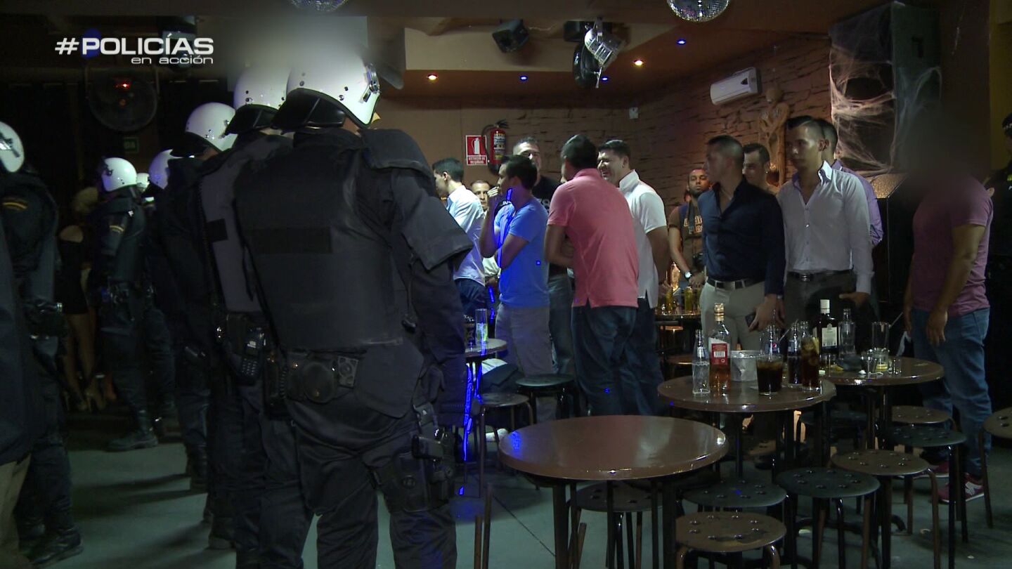 Los 'Polic&iacute;as en acci&oacute;n' registran con minuciosidad una discotecaLos 'Polic&iacute;as en acci&oacute;n' registran con minuciosidad una discoteca