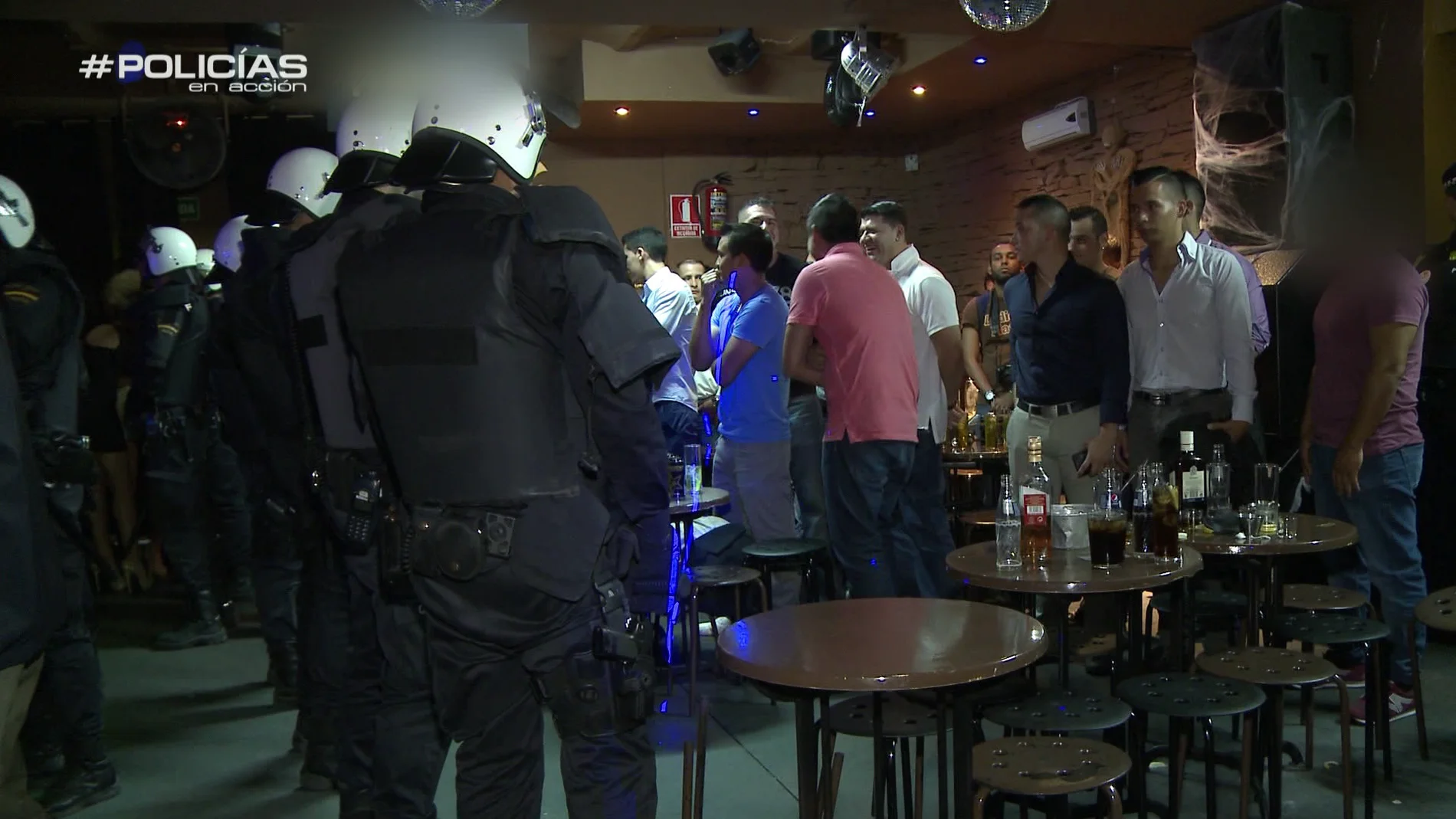 Los 'Policías en acción' registran con minuciosidad una discotecaLos 'Policías en acción' registran con minuciosidad una discoteca