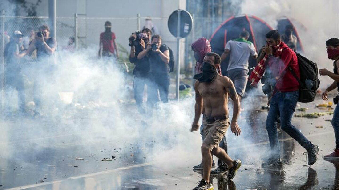 La Polic&iacute;a h&uacute;ngara usa gas pimienta para evitar la entrada de refugiados