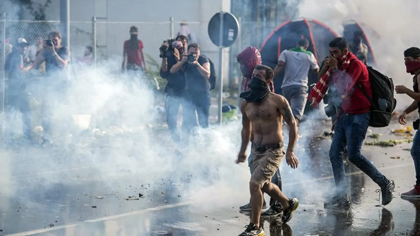 La Policía húngara usa gas pimienta para evitar la entrada de refugiados La Policía húngara usa gas pimienta para evitar la entrada de refugiados