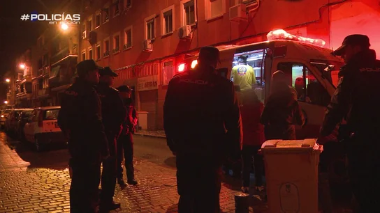 Chico apuñalado en la calle en una pelea de bandas latinas Chico apuñalado en la calle en una pelea de bandas latinas