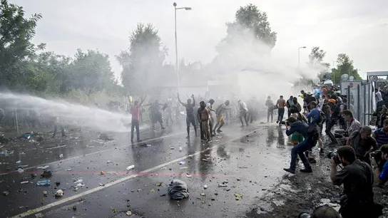 La Policía húngara utiliza gas pimienta y un cañón de agua contra un grupo de refugiados La Policía húngara utiliza gas pimienta y un cañón de agua contra un grupo de refugiados