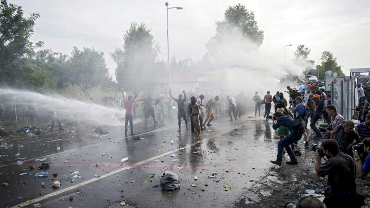 La Polic&iacute;a h&uacute;ngara utiliza gas pimienta y un ca&ntilde;&oacute;n de agua contra un grupo de refugiados