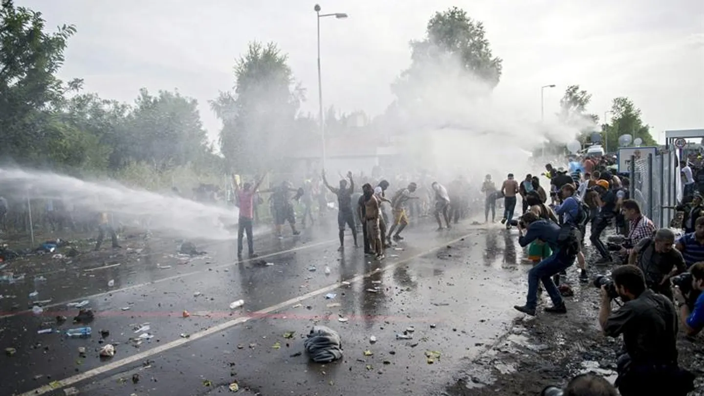 La Policía húngara utiliza gas pimienta y un cañón de agua contra un grupo de refugiados La Policía húngara utiliza gas pimienta y un cañón de agua contra un grupo de refugiados