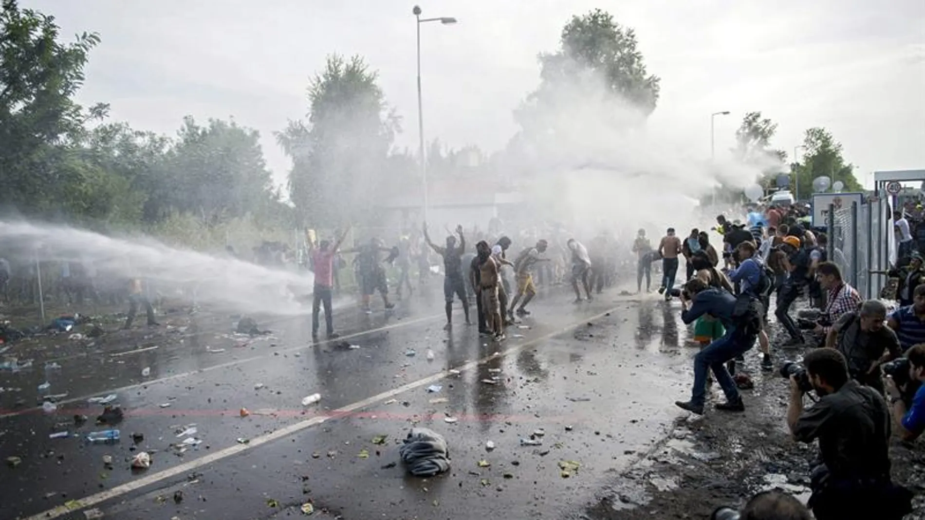 La Policía húngara utiliza gas pimienta y un cañón de agua contra un grupo de refugiados
