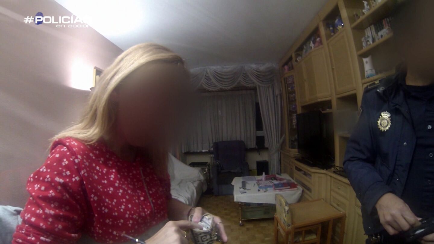 La Polic&iacute;a acude en la ayuda de una mujer que es agredida por su marido