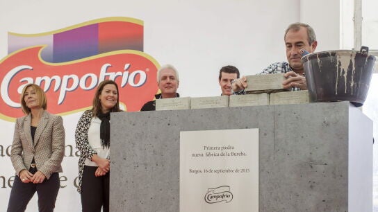 Colocaci&oacute;n primera piedra nueva f&aacute;brica Campofr&iacute;o