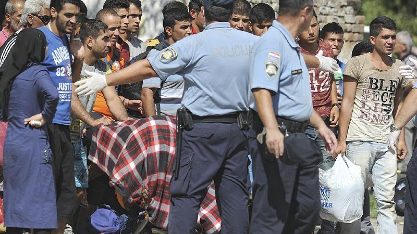 Polic&iacute;as croatas dirigen a varios refugiados