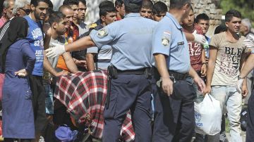 Policías croatas dirigen a varios refugiados