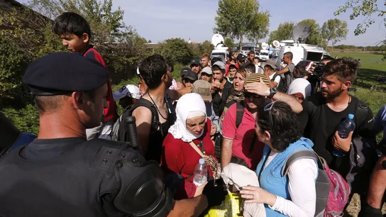 Refugiados procedentes de Serbia esperan para ser registrados en Tovarnik Refugiados procedentes de Serbia esperan para ser registrados en Tovarnik