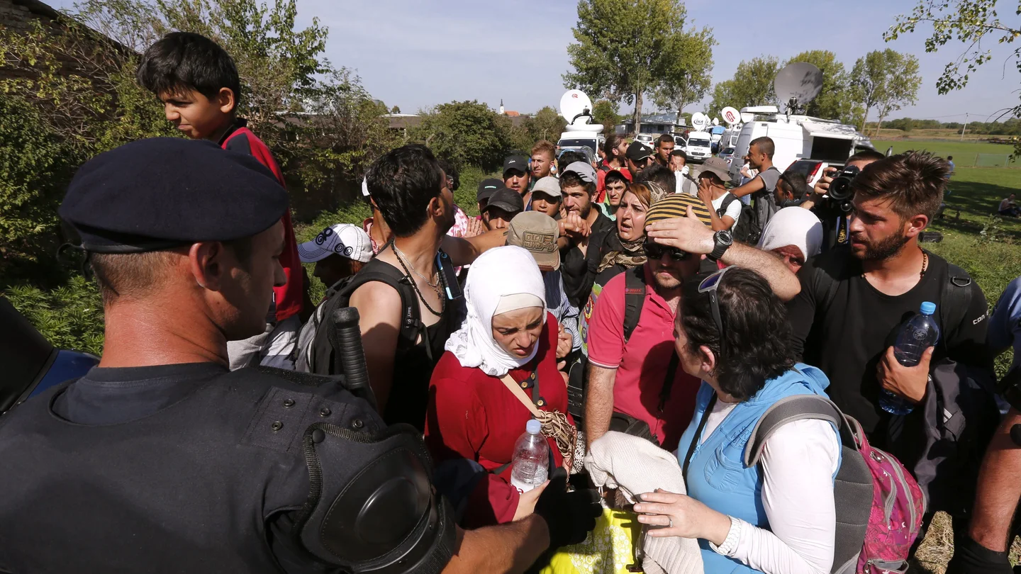 Refugiados procedentes de Serbia esperan para ser registrados en Tovarnik Refugiados procedentes de Serbia esperan para ser registrados en Tovarnik