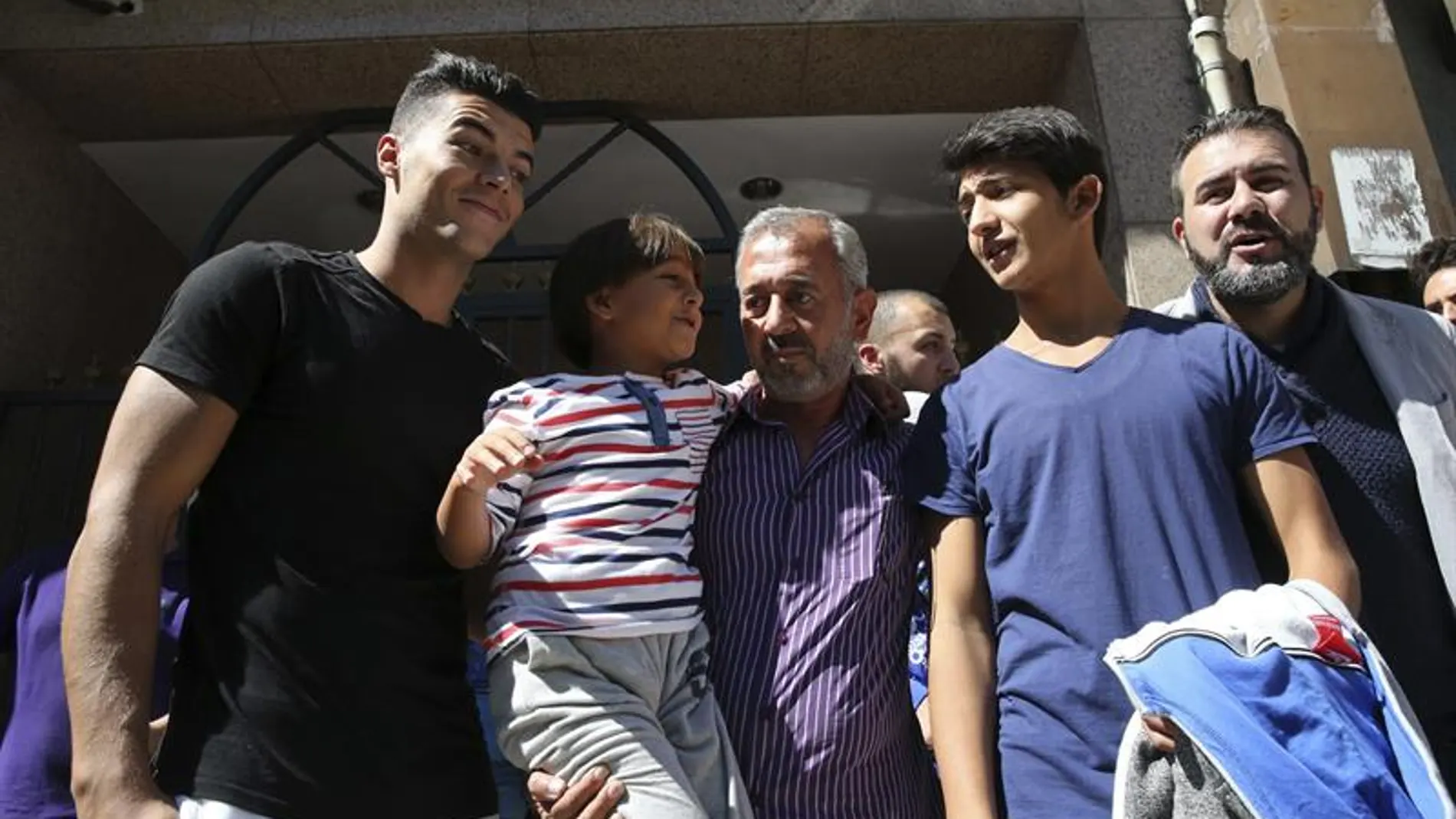 Osama y sus dos hijos en su llegada a Madrid