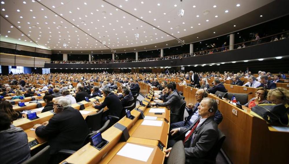 Varios europarlamentarios durante un pleno sobre la crisis de los refugiados