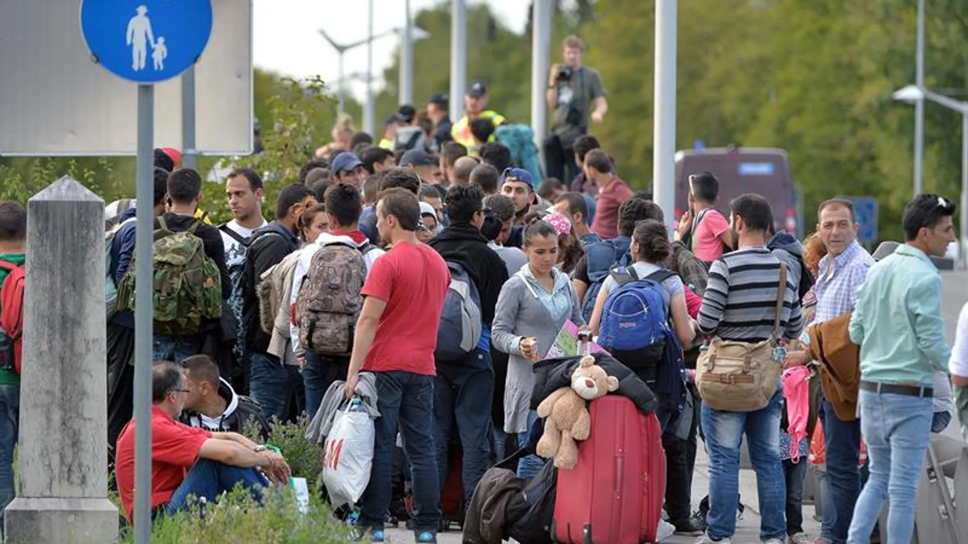 Decenas de refugiados esperan en la frontera