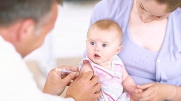 Vacunan a un bebé
